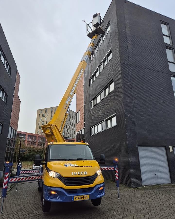 Glazenwasserheerhugowaard.nl - Schoonmaak en Bedrijfsdiensten